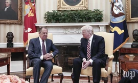 Tổng thống Mỹ Donald Trump và Ngoại trưởng Nga Sergei Lavrov trò chuyện tại Nhà Trắng.