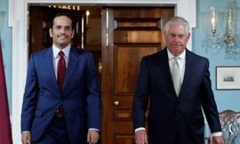 Ngoại trưởng Qatar Sheikh Mohammed bin Abdulrahman al-Thani (trái) và người đồng cấp Rex Tillerson của Mỹ tại Washington ngày 27/6. Ảnh: Reuters