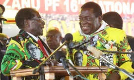 Tổng thống Zimbabwe Robert Mugabe (trái) khi còn thân thiết với cựu cấp phó Emmerson Mnangagwa. Ảnh: Twitter