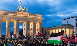 Hàng nghìn người biểu tình chống Mỹ và Israel ở Berlin. Ảnh: Twitter