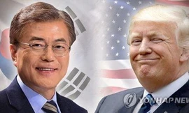 Tổng thống Hàn Quốc Moon Jae-in (trái) và người đồng cấp Donald Trump của Mỹ.