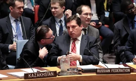 Phó Tổng thống Nga Vladimir Safronkov trao đổi với phụ tá trong một cuộc họp của Hội đồng Bảo an Liên Hợp Quốc liên quan đến tình hình tại Syria, tại trụ sở của LHQ ở New York vào ngày 7/4.