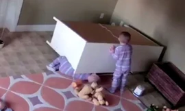 Cậu bé 2 tuổi cố đẩy tủ quần áo giải cứu anh trai song sinh.