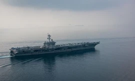 Tàu sân bay USS Carl Vinson (CVN 70) đi qua eo biển Sunda vào ngày 15/4/2017.