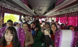 Sinh viên vui vẻ lên xe về quê đón năm mới. Ảnh: Thanh Trần.