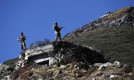 Binh sĩ Ấn Độ canh gác biên giới ở Bumla, ở độ cao cách mặt nước biển 4.500km thuộc bang Arunachal Pradesh. Ảnh: AP