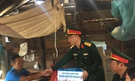 Lãnh đạo các đơn vị trao tặng quà cho các hộ dân ở Đắc Lắk