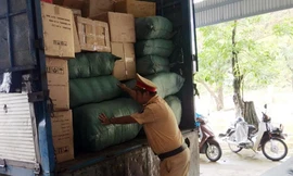 Chiếc xe biển số Lào chở hàng hóa không rõ nguồn gốc bị bắt giữ. 