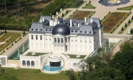 Lâu đài Chateau Louis XIV. Ảnh: Reuters