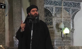 Thủ lĩnh tối cao của IS, Abu Bakr al-Baghdadi trong lần xuất hiện cuối cùng vào năm 2014 ở Mosul. Ảnh: AFP 