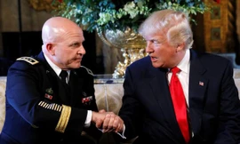 Tổng thống Mỹ Donald Trump bắt tay tướng Herbert Raymond McMaster sau khi khi công bố quyết định bổ nhiệm tân cố vấn an ninh quốc gia Mỹ ở Florida hôm 20/2. Ảnh: Reuters.