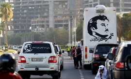 Hình ảnh Quốc vương Qatar Emir Sheikh Tamim Bin Hamad Al-Thani dán trên nhiều phương tiện giao thông ở thủ đô Doha. Ảnh: Reuters