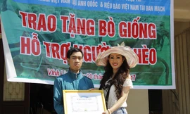 Hoa hậu người Việt tại Đan Mạch tặng bò giống cho nông dân