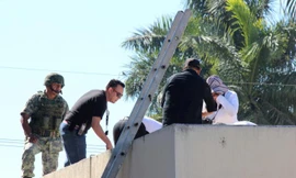 Lực lượng chức năng khám nghiệm hiện trường. Ảnh: Reuters