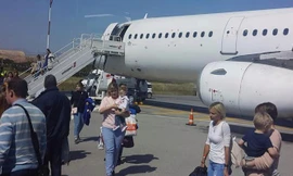 Máy bay hạ cánh khẩn cấp, nghi bị rơi tự do hơn 5.000m