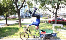 Ông Zhu vừa "trồng cây chuối" vừa điều khiển xe 3 bánh.