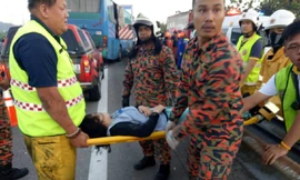 Đội cứu hộ đưa nạn nhân bị thương ra khỏi hiện trường. Ảnh: NST