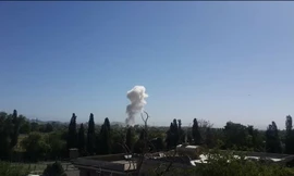 Cột khói bốc lên sau vụ đánh bom tự sát. Ảnh: Twitter