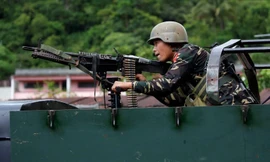 Một binh sĩ Philippines trên xe chiến đấu bọc thép ở thành phố Marawi ngày 28/5. Ảnh: Reuters
