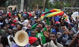 Người dân thủ đô Harare đổ xuống đường đòi Tổng thống Zimbabwe Robert Mugabe từ chức. Ảnh: AFP