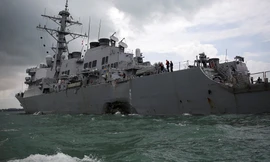 Chuyên gia Nga cho rằng, sự cẩu thả của thủy thủ đoàn John S. McCain là nguyên nhân của vụ va chạm không đáng có. Ảnh: Reuters