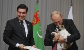Tổng thống Nga Vladimir Putin hôn lên trán "món quà đặc biệt" của người đồng cấp Turkmenistan Kurbanguly Berdymukhamedov. Ảnh: Reuters