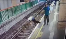 Video sốc: Người đàn ông đẩy ngã nữ lao công xuống đường ray