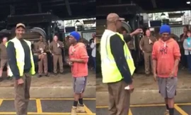 Taylor nhận chìa khóa xe từ đồng nghiệp lớn tuổi.