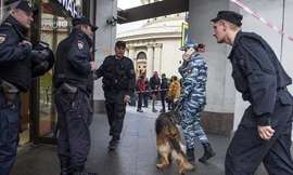Lực lượng an ninh tiến hành sơ tán người dân tại Saint Petersburg, Nga. Ảnh: Sputnik