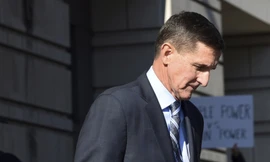 Cựu Cố vấn An ninh Quốc gia Michael Flynn rời khỏi tòa án liên bang tại Washington sau khi nhận tôi. Ảnh: AP