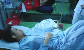 Đốt than sưởi ấm trong phòng, hai vợ chồng nhập viện