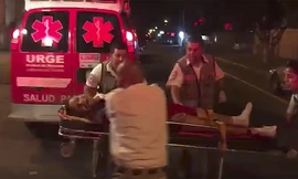 Đội cứu hộ đưa một nạn nhân bị thương vào bệnh viện. Ảnh cắt từ video