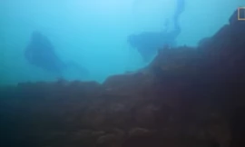 Bức tường bao quanh lâu đài cổ dưới đáy Hồ Van.