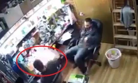 Điện thoại phát nổ thành quả cầu lửa trên tay người đàn ông.