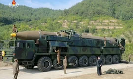 Ông Kim Jong-un giám sát thử nghiệm tên lửa Hwasong 14. Ảnh cắt từ video