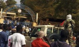 Người tập trung đông đúc bên ngoài bệnh viện chữa trị cho các nạn nhân vụ đánh bom ở Gao. Ảnh: AP