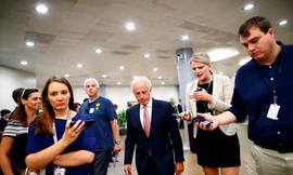 Thượng nghị sĩ Bob Corker (giữa). Ảnh: Reuters