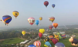 22 cặp đôi trên khắp Thái Lan cùng trao lời hẹn thề trăm năm giữa không trung trên khinh khí cầu.