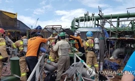 Đội cứu hộ làm việc tại hiện trường vụ nổ. Ảnh: Yonhap