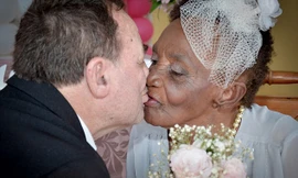 Lễ đính hôn cổ tích của cặp đôi “bà – cháu” chênh nhau 40 tuổi