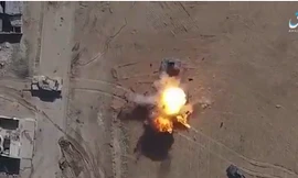 Mục kích thiết giáp Iraq nổ tung vì trúng bom từ UAV của IS