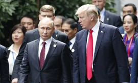 Tổng thống Mỹ Donald Trump trò chuyện với người đồng cấp Vladimir Putin bên lề APEC 2017 vào sáng 11/11 tại Đà Nẵng. Ảnh: AP