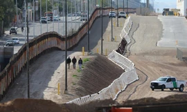 Một đoạn tường ngăn biên giới Mỹ và Mexico, thuộc tiểu bang California. Ảnh: Reuters