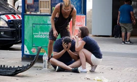 Người Barcelona an ủi nhau sau vụ tấn công kinh hoàng. Ảnh: EAP