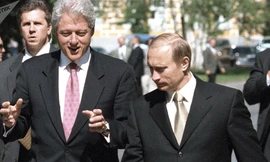 Cựu Tổng thống Mỹ Bill Clinton (trái) trò chuyện với Tổng thống Nga Vladimir Putin trong chuyến thăm Moscow hồi năm 2000.