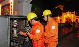 Anh Đặng Huy Hoài và Đoàn Huy Hùng công nhân Đội quản lý điện 2, Công ty Điện lực Hoàn Kiếm trực đảm bảo điện tại khu vực Cầu Thê Húc: “Cũng giống tôi, hàng ngàn đồng nghiệp cũng đang âm thầm tại các điểm trực góp phần nhỏ bé đem lại niềm vui cho mọi gia 