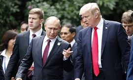 Tổng thống Mỹ Donald Trump nói chuyện với người đồng cấp Nga Vladimir Putin tại APEC 2017. Ảnh: AP