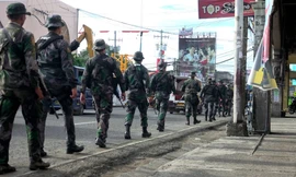Lực lượng Philippines tuần hành trên phố sau khi Tổng thống Rodrigo Duterte tuyên bố thiết quân luật tại thành phố Davao, đảo Mindanao. Ảnh: EPA