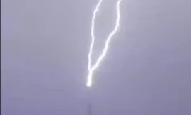 Sét đánh trúng đỉnh tòa nhà cao nhất thế giới Burj Khalifa.