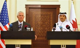 Ngoại trưởng Qatar Sheikh Mohammed bin Abdulrahman Al Thani và người đồng cấp Mỹ Rex Tillerson trong cuộc họp báo chung ngày 11/7 ở Doha. Ảnh: Reuters